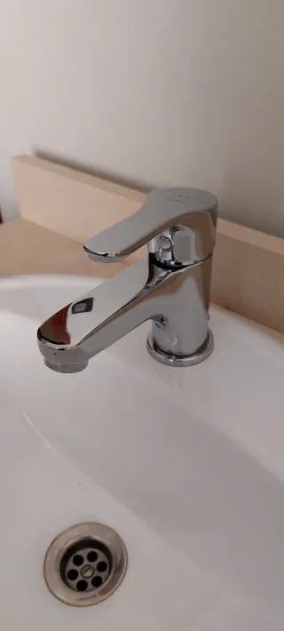 Mueble de baño madera y lavabo porcelana