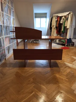 Escritorio de madera marrón