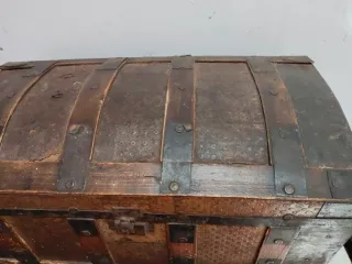 Baúl antiguo madera y metal para restaurar