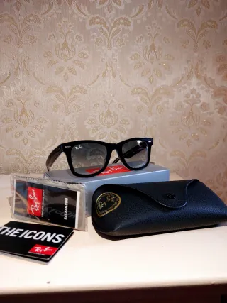 Occhiali da sole Ray-Ban neri sfumati