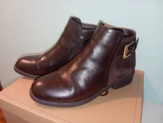 Botines marrones planos con hebilla