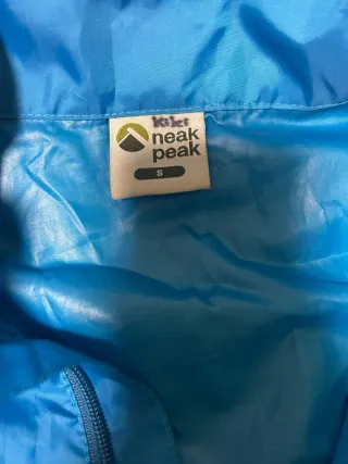 Chubasquero azul con capucha