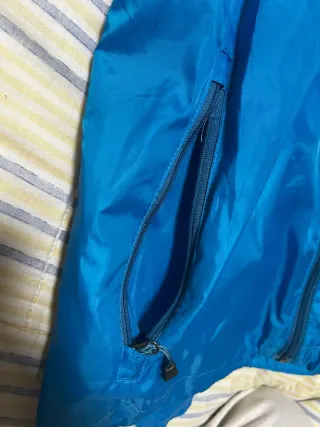 Chubasquero azul con capucha