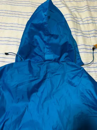 Chubasquero azul con capucha