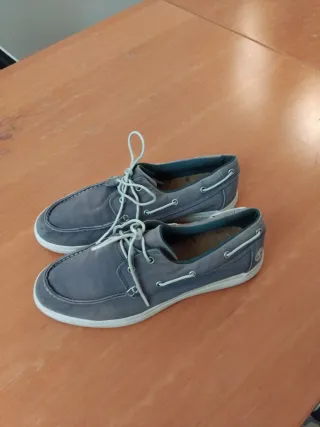 Scarpe da barca grigie con lacci bianchi