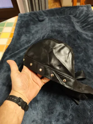 Bandana con remaches y calavera