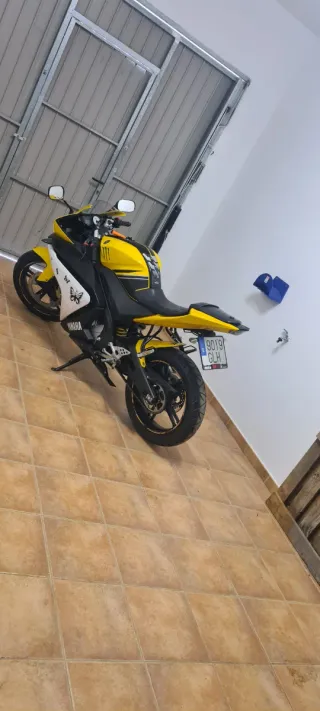 Yamaha YZF R125 Amarilla