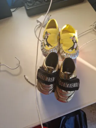 Scarpe neonato gialle e oro