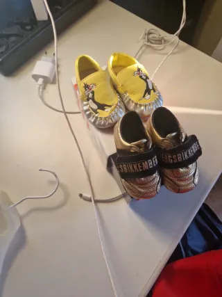 Scarpe neonato gialle e oro