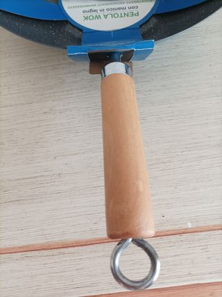 Wok con manico in legno nuovo