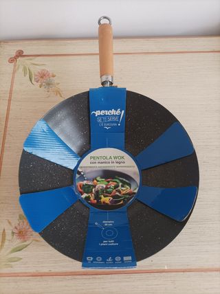 Wok con manico in legno nuovo