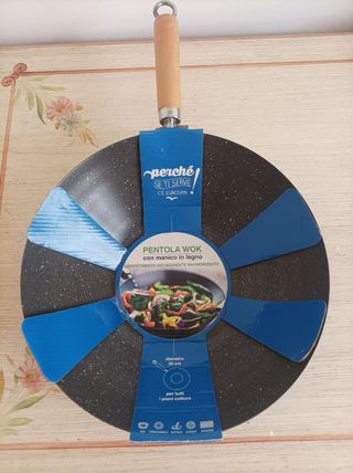 Wok con manico in legno nuovo