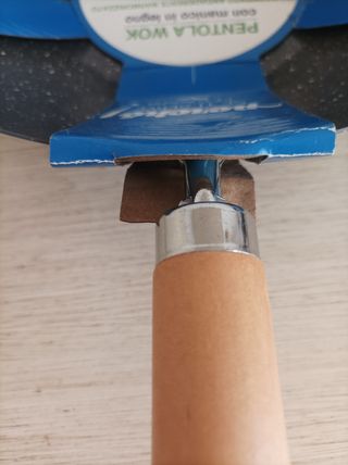 Wok con manico in legno nuovo