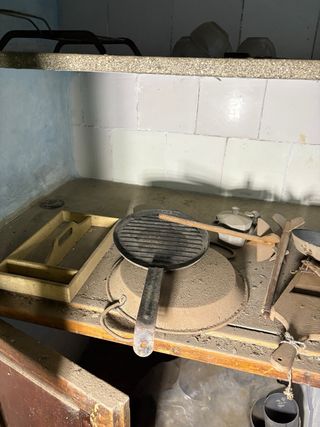 Cocina antigua con bomba de agua
