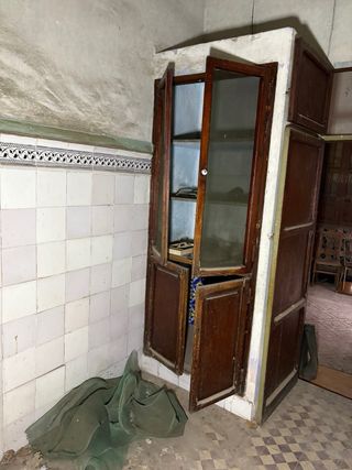 Cocina antigua con bomba de agua