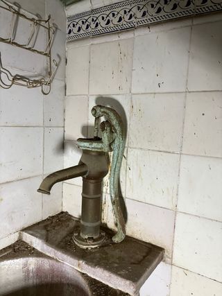 Cocina antigua con bomba de agua