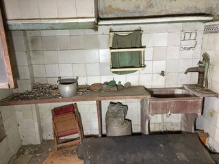 Cocina antigua con bomba de agua