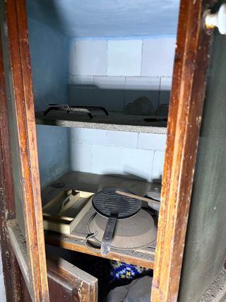 Cocina antigua con bomba de agua