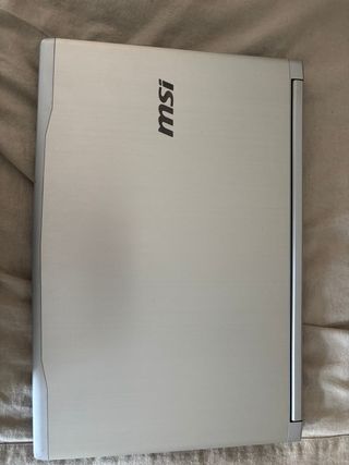 MSI Ordenador Portátil Plata/Negro