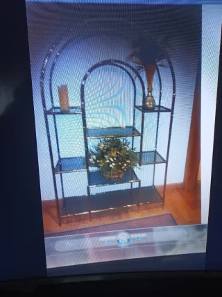 Estantería de metal con arcos y cristal