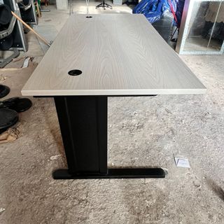 Mesa de oficina madera y metal