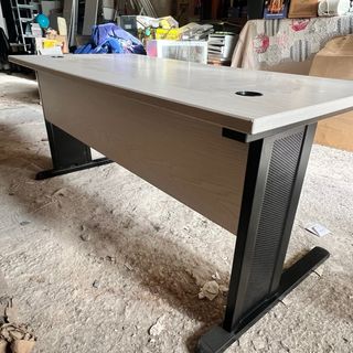 Mesa de oficina madera y metal