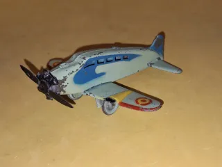 Avión de hojalata antiguo años 40