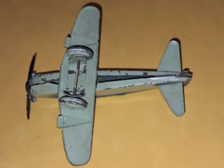 Avión de hojalata antiguo años 40