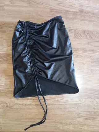 Falda negra ajustada