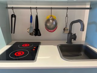 Cocinita de juguete con muchos accesorios