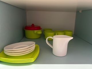 Cocinita de juguete con muchos accesorios