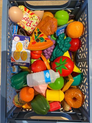 Cocinita de juguete con muchos accesorios