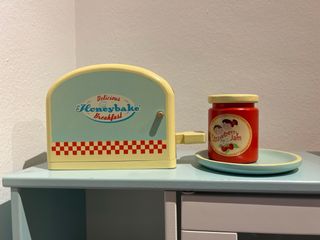 Cocinita de juguete con muchos accesorios