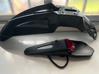 Guardabarros moto con portamatrículas