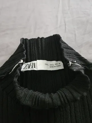 Jersey Zara canalé negro línea blanca