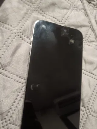 iPhone 14 Pro Max con la pantalla para reparar