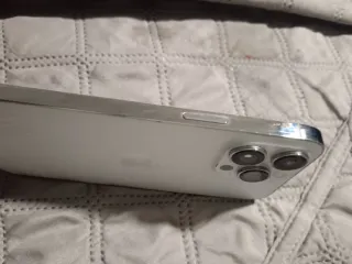 iPhone 14 Pro Max con la pantalla para reparar