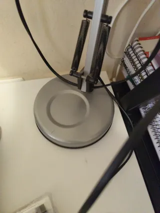 Lámpara de escritorio gris con bombilla