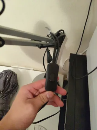 Lámpara de escritorio gris con bombilla