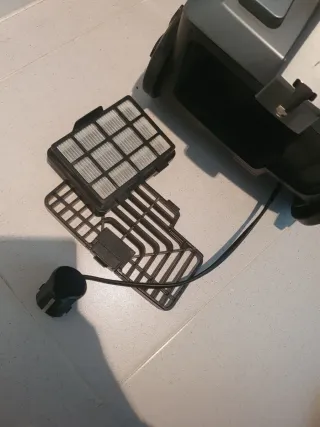 Aspirador moderno con accesorios . Ciclonico