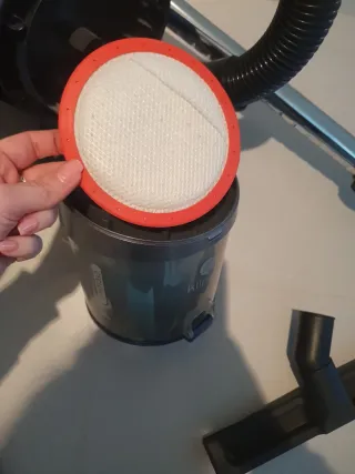 Aspirador moderno con accesorios . Ciclonico