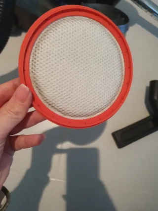 Aspirador moderno con accesorios . Ciclonico