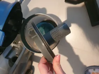 Aspirador moderno con accesorios . Ciclonico