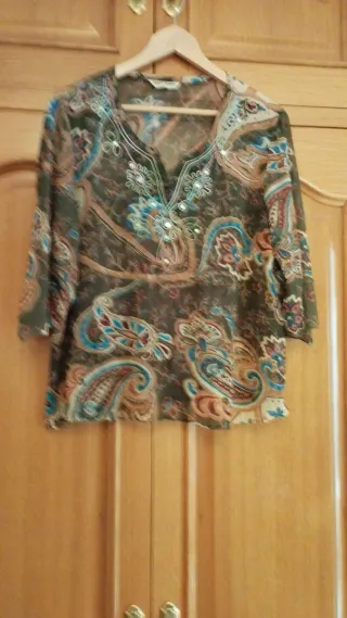 Blusa verde con transparencias y brillo