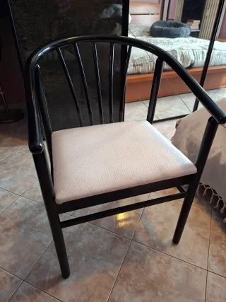 Sedia da camera beige e nera