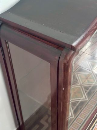 Vetrina antica in legno scuro e vetro negoziabile
