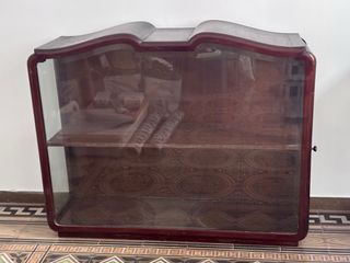 Vetrina antica in legno scuro e vetro negoziabile