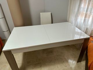 Mesa de comedor extensible blanca y madera