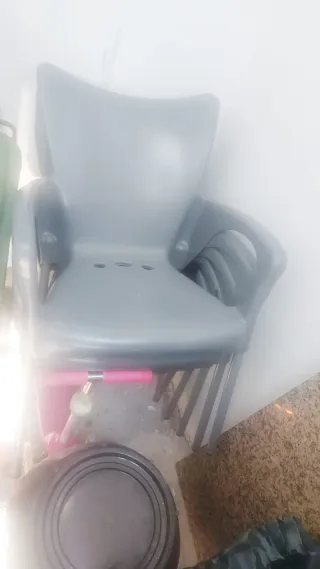 Silla de plástico gris