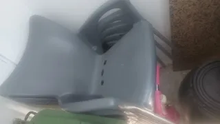 Silla de plástico gris